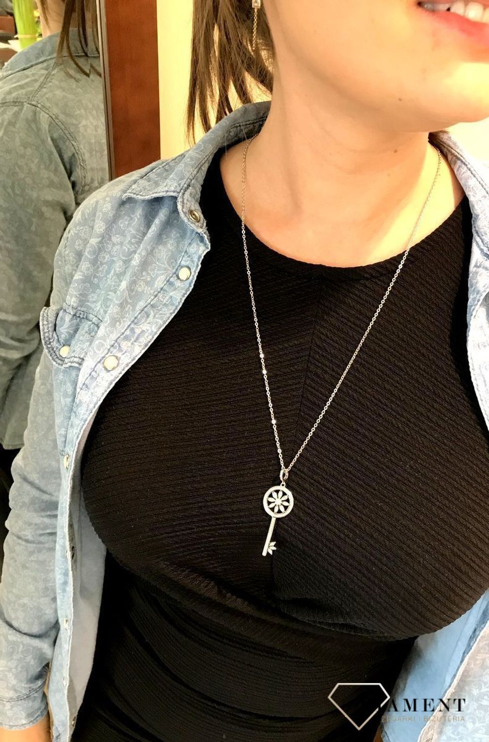 Naszyjnik srebrny z elementem ozdobnym w kształcie kluczyka z motywem kwiatka. Naszyjnik z delikatnym łańcuszkiem o ażurowym wyglądzie. Zapraszamy!.jpg